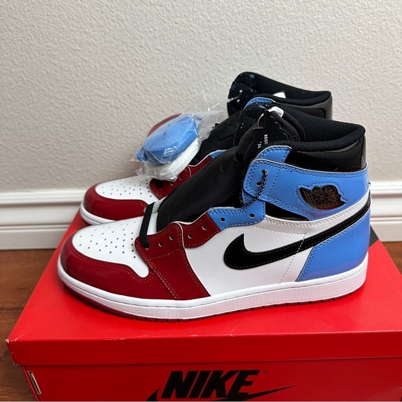 Jordan 1 Retro High Fearless UNC Chicago Size 11 - Picture 3 of 6
